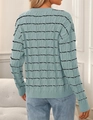Dettaglio del maglione in maglia azzurra di alta qualità con motivo a onde nere - S / verde chiaro