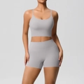 Vue de face d'un ensemble de yoga gris avec haut court à fines brides et short taille haute - S / Haut Et Bas / Gris Givré