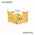 Detail van een gouden roestvrijstalen open manchet met een elegant hol bladontwerp - Gouden Holle Blad Stijl (HZ47850BW0)