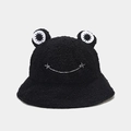 Dettaglio cappello alla pescatora a rana in pile nero con occhi ricamati e sorriso stellato - M(56-58cm) / Nero