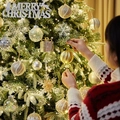 Sapin de Noël enneigé avec ornements dorés et argentés et lumières décoratives chaudes - Kit Sapin de Luxe 1,8m (avec Lumière/Boules/Étoile/Lutin/Boîtes Cadeaux)