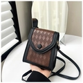 Dettaglio mini borsa porta cellulare marrone vintage trapuntata con finiture nere e fibbia - Marrone
