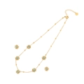 Vintage Gold Türkis Halsketten-Set mit floralen Anhängern auf reinweißem Hintergrund - Halskette Und Ohrring Set / Gold/Türkis