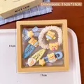 Rosa Kirschblüten-Haarschmuck-Set mit Bären-Clips und cremefarbenem Haargummi in Box - Kombi A Set (Folienbox)