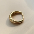 Orecchino a cerchio minimalista dorato con finitura lucida su sfondo in tessuto crema - 16mm Paio / Oro
