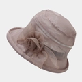 Detail eines eleganten Sonnenhuts aus Organza in Lotusrosa mit Mesh und Handarbeitsblume - Khaki