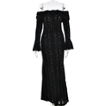 Dettaglio dell'elegante abito in pizzo nero con spalle scoperte e maniche a campana - Taglia S / Nero