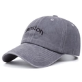 Berretto da baseball grigio vintage con ricamo Boston nero mostrato da un angolo di 45 gradi - Regolabile / Blu