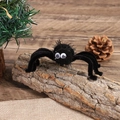 Detail eines schwarzen Halloween-Spinnen-Haarclips mit großen Augen auf einem Holzscheit - Einheitsgröße / Schwarze Spinne
