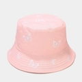 Dettaglio del ricamo a farfalla bianca su un cappello a secchiello in cotone rosa - M (56-58cm) / Rosa