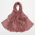 Detail eines altrosa Chiffonschals mit Crinkle-Struktur und elegantem Faltenwurf - 180x70cm / Lederrot