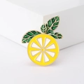 Broche de esmalte con rodaja de limón y hoja verde sobre base blanca moderna - Amarillo