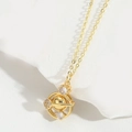 Macro di una collana con ciondolo a pianeta dorato con cristalli brillanti e catena fine - Design Pianeta Oro (5599340027136)