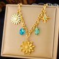 Detailansicht der goldenen Halskette mit Gänseblümchen und Seestern auf einem weichen Kissen - Seestern Sonnenblume Stil (N3255)