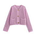 Détail du cardigan en maille lilas avec texture ajourée et boutons dorés - S / Violet
