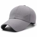 Gorra de béisbol deportiva gris con visera extendida y detalle de bordado lateral - Gris claro