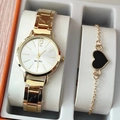 Primo piano di orologio al quarzo dorato con quadrante bianco e bracciale a cuore nero - Set Orologio Dorato Bracciale Cuore Nero