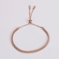 Detalle de pulsera trenzada de acero inoxidable oro rosa con cierre deslizante ajustable - Oro rosa