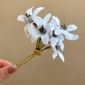Vue détaillée d'une élégante épingle à cheveux fleur en tissu blanc avec fourche dorée en U - Épingle À Cheveux N° 12 - Or - Blanc