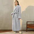Accappatoio lungo da donna in peluche grigio argento con bordi bianchi e cintura morbida - Grigio Argento [Donna]