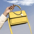 Borsa a tracolla gialla con catena dorata e scritta FASHION & BAGS decorativa - Giallo