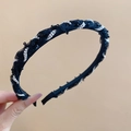 Dettaglio elegante cerchietto in pizzo nero con strass argentati e decorazioni di perline - Stile Mesh con Strass / Nero