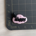 Nuage en résine rose avec texte Happy noir posé sur un tapis de coupe gradué - Base Rose HAPPY Noir