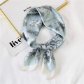 Quadratisches Seidentuch in Hellblau und Creme mit schwarzem Blumenmuster als Schleife - 23 Skizze Blumen Grün
