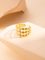 Dettaglio di un anello dorato a tre strati con tre perle bianche su un supporto espositivo - Regolabile / Anello di Perle a Triplo Strato