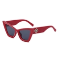 Modische rote Katzenaugen-Sonnenbrille mit dunklen Gläsern und silbernen Details am Bügel - C6 Rot Vollgrau