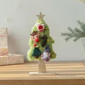 Petit sapin de Noël en feutre vert fait main avec lumières LED et base en bois naturel - Petit (29cm) / Vert