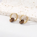 Gros plan détaillé de boucles d'oreilles huggie dorées avec perles d'oeil de tigre - 4# Pierre Naturelle Brune