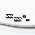 Minimalistische schwarze Edelstahlohrringe mit Nummer 222 in historischer gotischer Schrift - 222 Schwarz