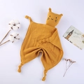 Dettaglio del doudou in mussola di cotone giallo con testa di gatto e piccoli nodi - 30*30 cm / Giallo Zenzero