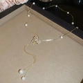 Detalle de colgante de corazón chapado en oro 18k con circonitas y perlas elegantes - Collar-Dorado (Chapado en Oro Real)