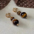 Orecchini in occhio di tigre con fiori di zircone e perni dorati in stile Maillard - Orecchini a perno in argento-Oro-Marrone