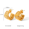 Detalle de los pendientes en forma de C de oro 18k con textura de cadena y circonitas - Pendientes de diamantes de imitación en forma de C con cadena trenzada dorada (HC-E10190)
