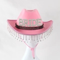 Detailansicht der rosa Braut-Cowboyhut mit BRIDE-Perlen-Text und funkelnden Silber-Quasten - Rosa - Schwarzer Strass