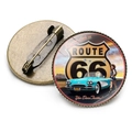 Vintage Route 66 kristallen broche met retro auto en speldsluiting op wit decor - Route 66 Vintage Auto en Meisje Stijl