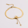 Detalle del colgante de mariposa dorada con borlas en pulsera de acero inoxidable - Dorado