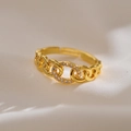 Makroaufnahme Goldener Kettenring mit Mikrozirkon-Inlay und verstellbarer offener Ringschiene - Einstellbar Offen / Gold