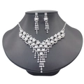 Dettaglio di un set di gioielli da sposa in argento con perle e strass su un manichino nero - 465 Set da 2 Pezzi (Collana + Orecchini)