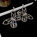 Dettaglio di eleganti orecchini a farfalla in argento con cristalli di zircone lucidi - Argento (Perno in argento)