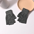 Detalle de guantes de punto sin dedos gris oscuro con textura antideslizante y puños - Talla única / gris oscuro