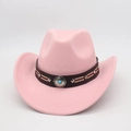 Chapeau de cowboy rose avec boucle turquoise et ruban ethnique sur un fond minimaliste - Taille unique / Rose