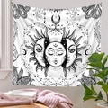 Tapiz bohemio de sol y luna en una pared clara para decoración de interiores acogedora - 100*150cm / Sol y Luna Personificados