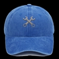 Détail de la broderie de clés croisées sur une casquette en coton bleu délavé vintage - Bleu royal