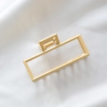 Molletta per capelli geometrica in metallo oro opaco su sfondo di raso bianco - Quadrato Oro