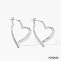 Detalle de pendientes de corazón en plata pulida con un diseño abierto asimétrico - Plata (PDE2058)