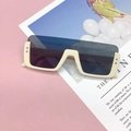 Detalle de las gafas de sol para niños con montura gruesa marfil y lentes degradadas - Blanco Roto
